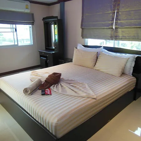 Boomerang Guesthouse And Bar